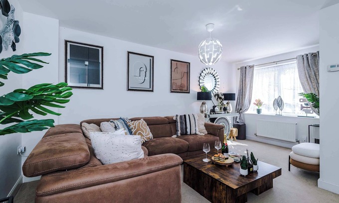 Stoke-on-Trent House | Stylish Stoke-on-Trent 3 Bed - Parking, Long Stays