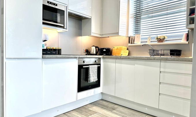 Brighton City Centre Apartment | Stylish Studio with Sea Views