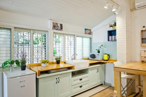 Kerem HaTeimanim Apartment | Stylish Studio Apt 2Min Walk To Beach