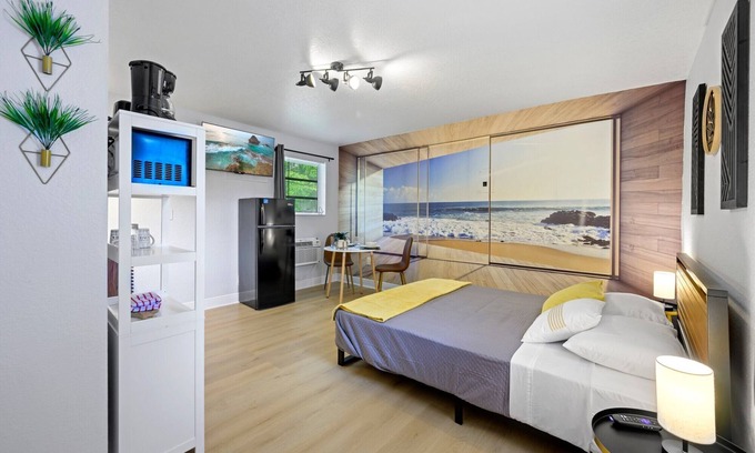 Poinsettia Heights Apartment | Stylish Suite Near Shops with Free Parking and fast wi-fi