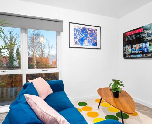 Cradley Heath Apartment | Stylish Two Bedroom Apartment - Secure Parking - Fast Wifi 53C