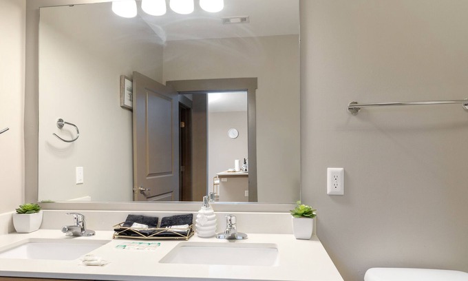 Third Ward Apartment | Stylish Uptown Loft 5 mins to Panthers Stadium, Convention Center