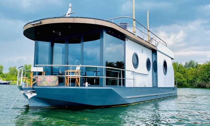 Brandt Boat Rental | Stylish vacation apartment/holiday home on a houseboat/yacht near Roermond (NL)