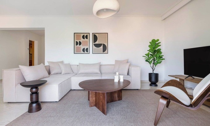 Khalandrion Apartment | Suburban 3BR Apartment in Marousi