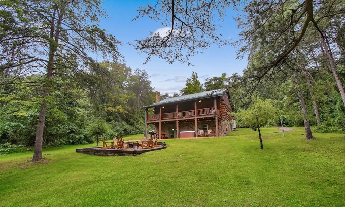Huntingdon Cabin | Sugar Grove Log Cabin | HOT TUB + Fire Pit!