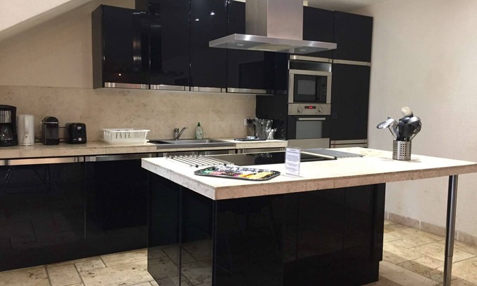 Bailly Apartment | Suite - Appartement HORTENSIA - Rez de jardin Terrasse - Capacity 12 people