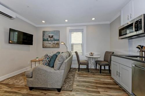 Dupont Circle Bed & Breakfast | Suite C - Dupont Circlekalorama Luxury Apartment