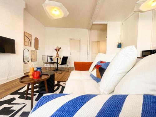 Republique - Tolstoi Apartment | Suite Franklein