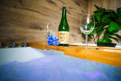 Plouay Apartment | Suite romantique et Cosy - Bretagne - Balnéo privée, fléchettes, Billard et vidéoprojecteur