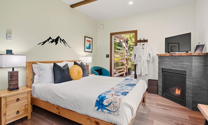 Ucluelet House | Suite Ucluelet - Romantic Couples Getaway-Sauna!