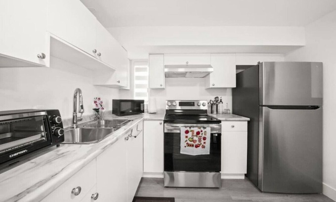 Fleetwood House | Suite with Modern Upgrades in Surrey