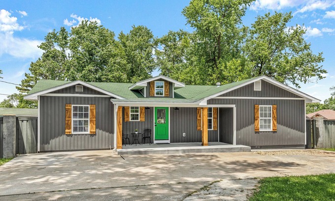 Bentonville House | Summer in Bentonville! Guest Favorite and Bikers Retreat. Pets Welcome!