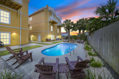 Biltmore Beach Villa | Summer Special, Lux 4BR House Sleeps 12, Pool, Elevator, King bed