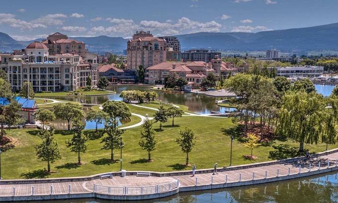 Kelowna Central Business District Apartment | Summer Vacation in Kelowna Delta Grand Okanagan 1 Bdrm condo