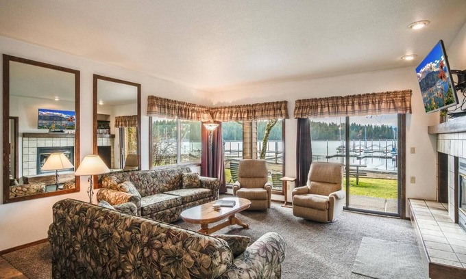 Hope Condo | Summer Vacation on Lake Pend Oreille - July 19-26th -1bd 1 bath Condo. Slps 4