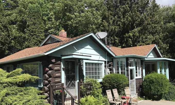 Okanagan-Similkameen Cottage | Summerland Vintage Cottage Vacation Paradise!