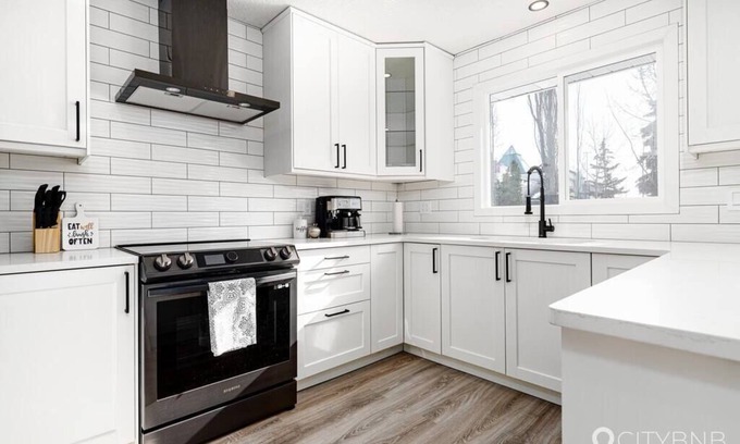 West Edmonton House | Summerlea. Walking distance to WEM. Sleeps 6