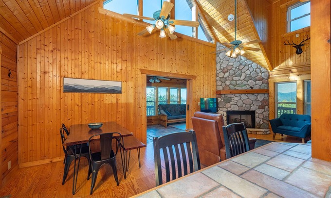 Vein Mountain Cabin | Summit Sunsets | Pets & Year-Round Mountain Views!
