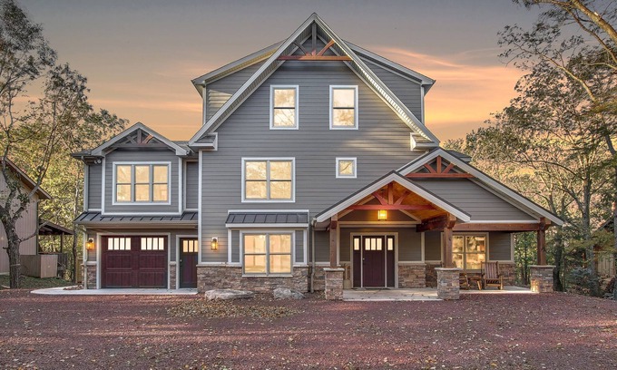 Lake Harmony House | "Summit" Ultimate Luxury Vacation Home. ELEVATOR, Firepit, Private Hot Tub, Pool Table, Gas Grill