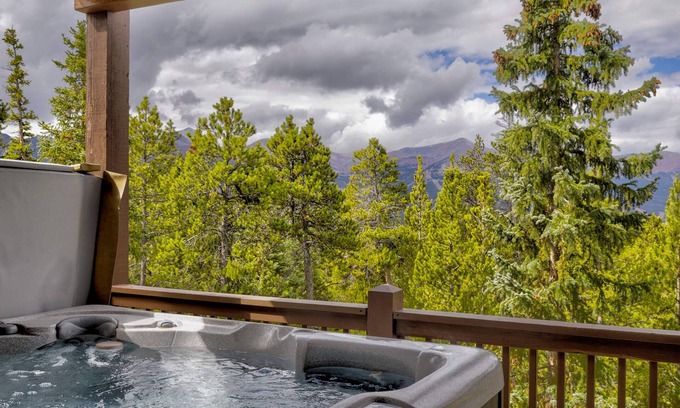 Woodmoor House | Sun Breck Lodge - Panoramic Mountain Views & Hot Tub