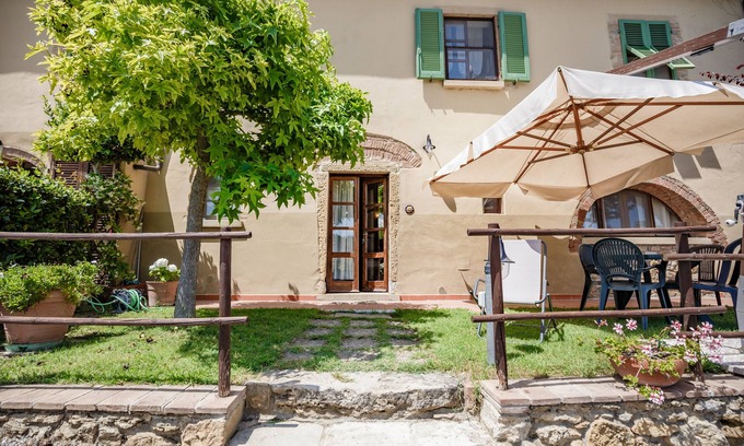 Montescudaio Apartment | Sun Cottage in Tuscany Hillside Near the Sea, Ultra WiFi and Parking