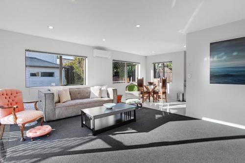 Auckland House | Sun Drenched Comfort close to City Center - 4BR 2BA