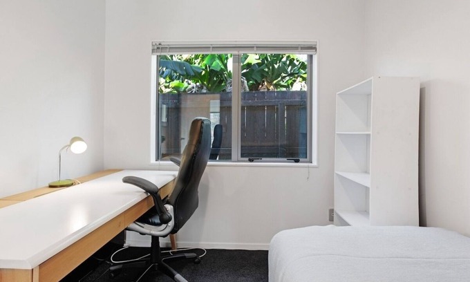 Auckland House | Sun Drenched Comfort close to City Center - 4BR 2BA