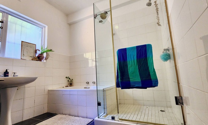 Fish Hoek Apartment | Sun-drenched Ocean Vista apartment just 7 minutes walk to beach