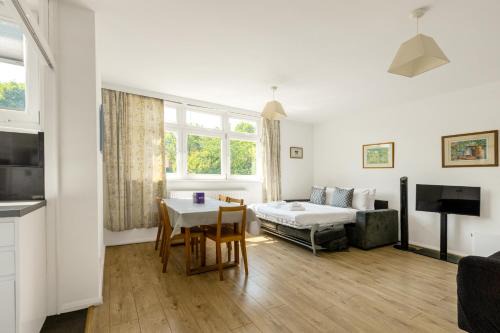 East Putney Apartment | Sun-lit Studio, 7 mins to tube &train, Putney