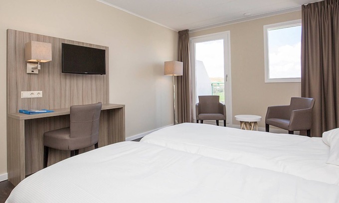 Callantsoog Hotel | Sun, Sand & Swings | Soothing Escape w/Golf, Pool & Beach Minutes Away