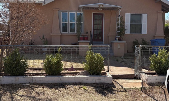 Bisbee House | Sunflower Cottage in beautiful Warren