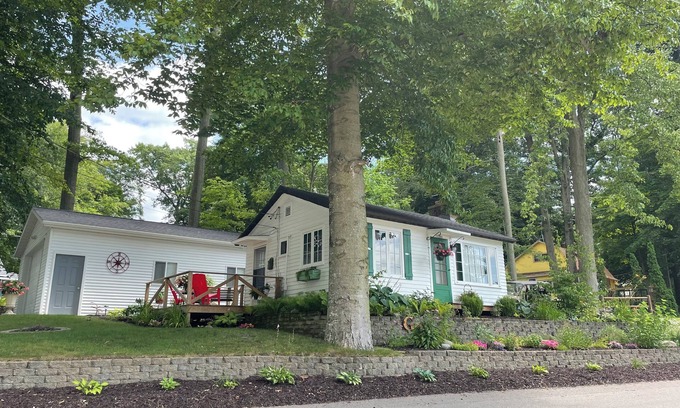 Gowen House | Sunglo Sunset Bungalow~Across from Lincoln Lake!