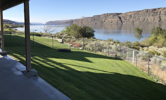 Sunland Estates House | Sunland Estates waterfront home in the Cove close to Gorge Amphitheater