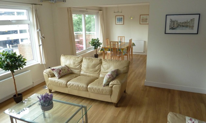 South Richmond Apartment | Sunlit 2-Bedroom Apartment, Central Richmond, Sleeps 4 - from Shipplets