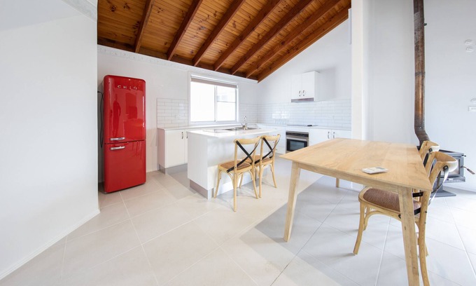 Wollongong Cottage | Sunning and spacious - Green Gables Tree House