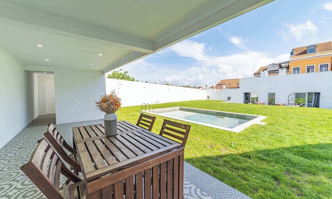 Alcantara Apartment | Sunny Alcântara Apartment with Pool & Garden