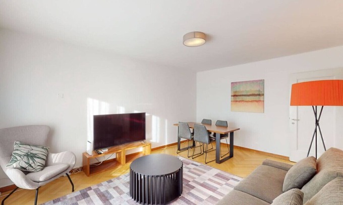 Hottingen Apartment | Sunny and quiet 1BR flat city center (Parkview 5)
