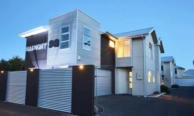 Phillipstown Apartment | Sunny and spacious family/group accommodation