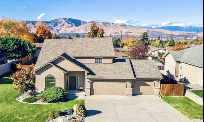 East Wenatchee House | Sunny and Stylish Home with Views and huge fully fenced backyard