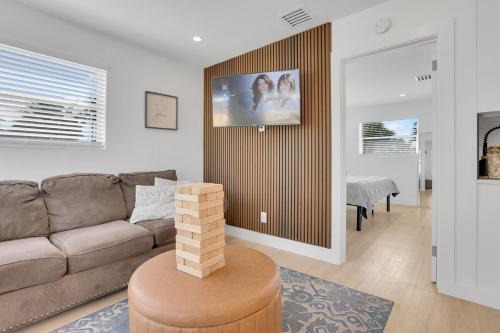 The Cove Apartment | Sunny Cottage Vibes! Beach & Dining Walkable