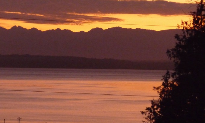 Clinton Cottage | Sunny Cottage with great water view - Lots of Great Amenities - Hot Tub