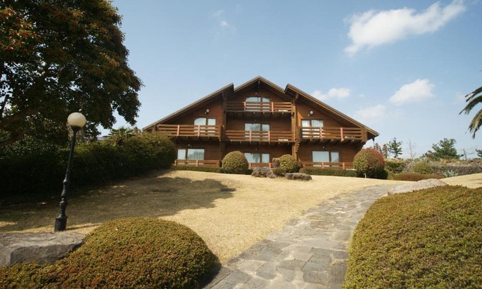 Jungmun House | Sunny Day Jeju