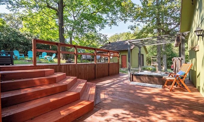 Beaver Shores Cabin | Sunny Days Getaway, Hot Tub/Fire Pit near Beaver Lake