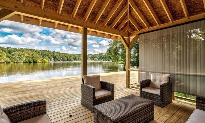 Snellville House | Sunny Deck ALL Rooms w/LAKE VIEW