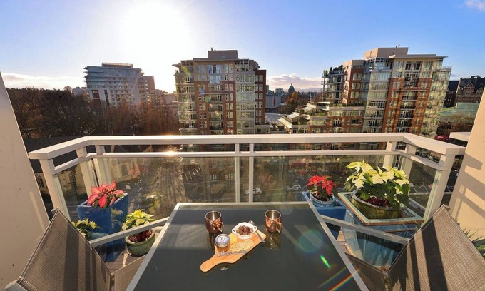 Downtown Victoria Condo | Sunny Downtown Condo with Views King Bed & Parking