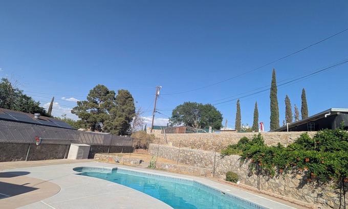 Biggs Field House | Sunny El paso family stay and Pool