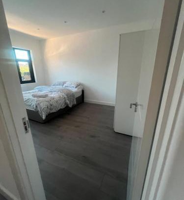 Hendon Apartment | Sunny Gardens London House Retreat