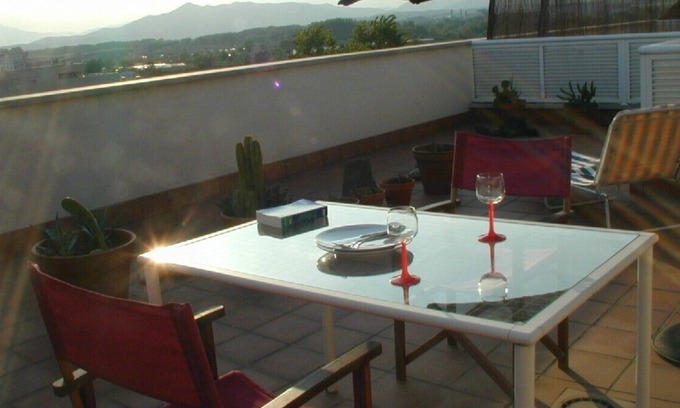 Santa Eugenia Apartment | Sunny Girona City with roof garden & Pyreneese Beautiful view