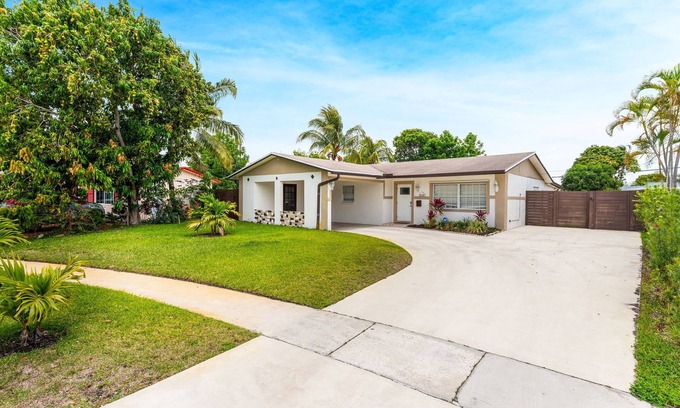 Lauderdale Lakes House | Sunny Goldie in Lauderdale Lakes