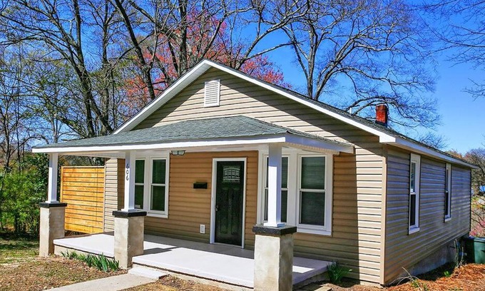 Lincolnton House | Sunny Hill Cottage in the Heart of Lincolnton